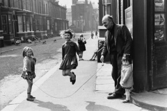 SB_manwithskipping-rope